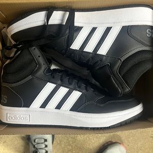 Boys size 7 never worn adidas hoops mid